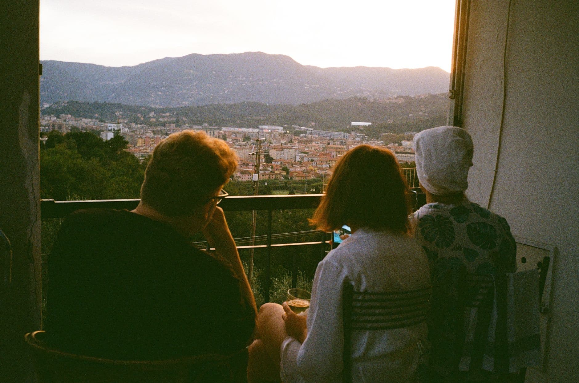 Eine Gruppe junger Menschen steht gemeinsam auf einem Balkon